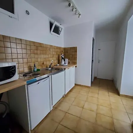 Au Pied Du Chateau De *
