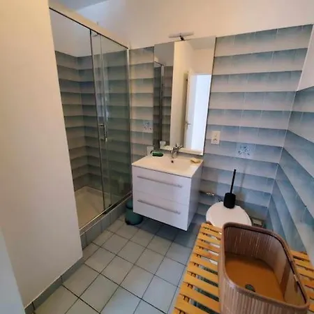 Au Pied Du Chateau De