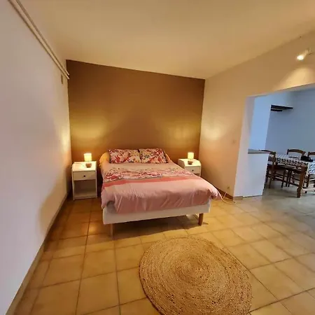 Au Pied Du Chateau De