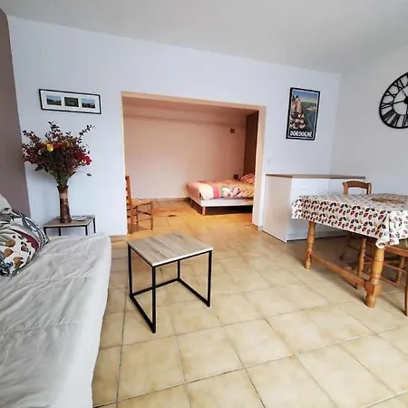 Au Pied Du Chateau De *