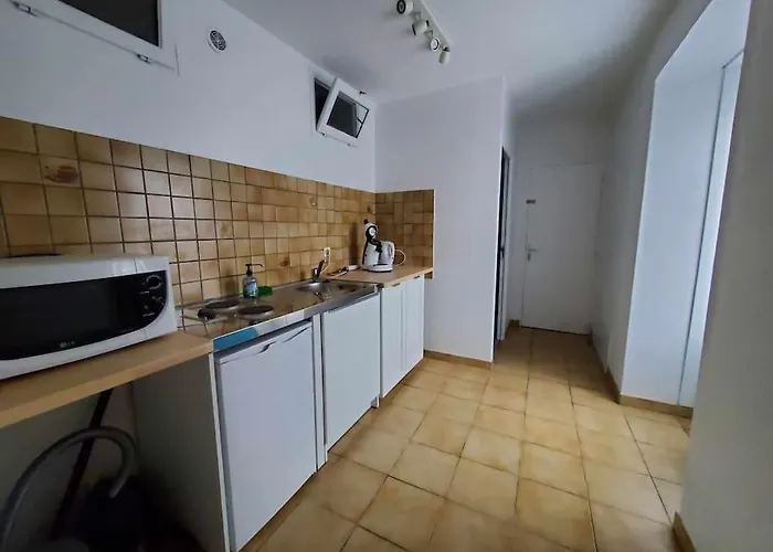 Au Pied Du Chateau De *