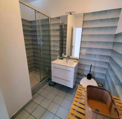 Au Pied Du Chateau De