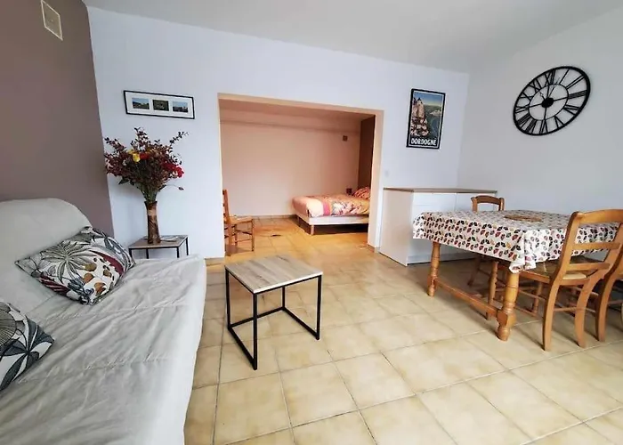 Au Pied Du Chateau De *